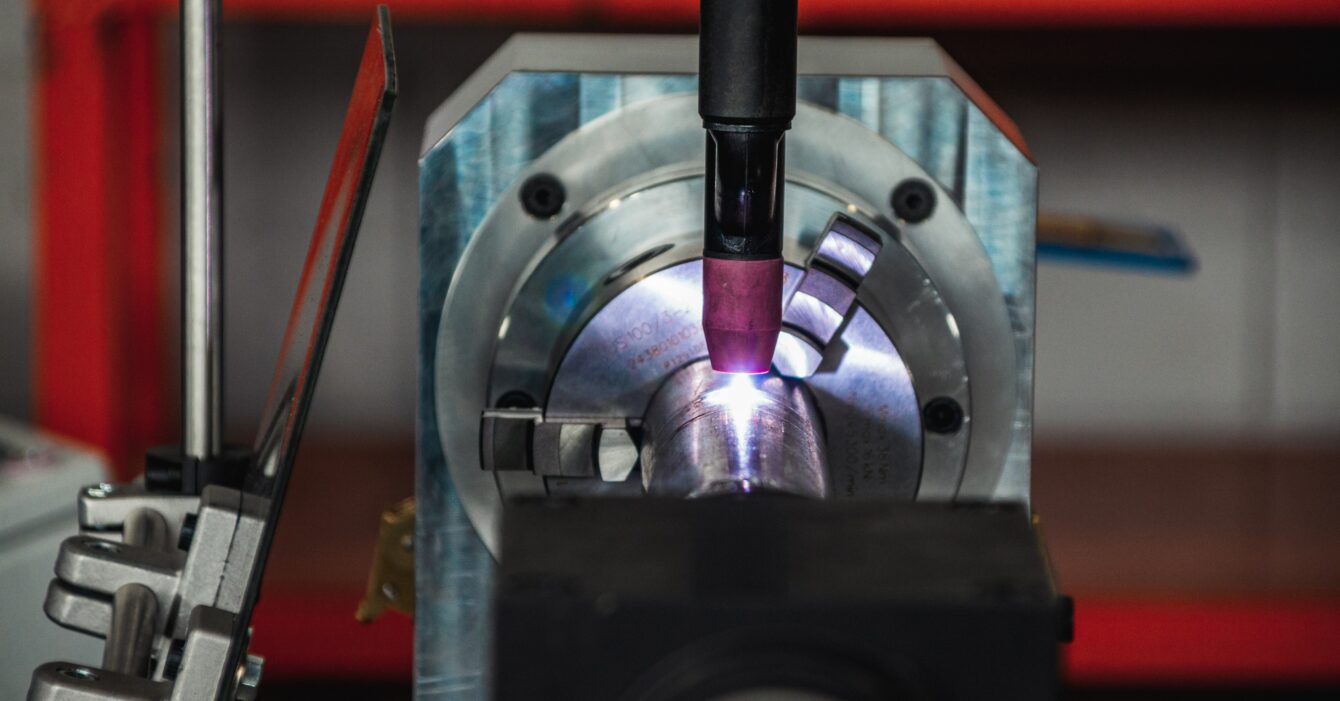 Ręczna spawarka laserowa posiada wiele zalet ułatwiających i przyspieszających pracę.